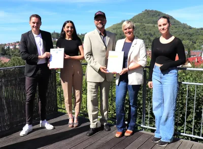 Wirtschaftsgespraech Landtagsabgeordnete Cindy Holmberg mit Eningens Buergermeister Eric Sindek bei Preistraeger APROS Consulting
