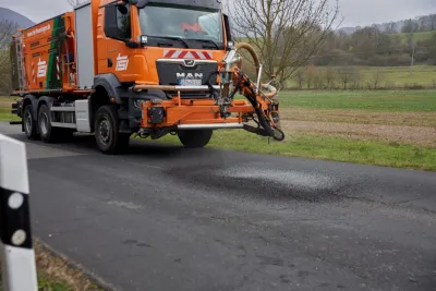 Als letzte Lage verteilt der Schäfer-Technic Blow Patcher reinen Splitt auf die sanierte Schadstelle Schäfer-Technic Blow Patcher meistert problemlos zweite Saison