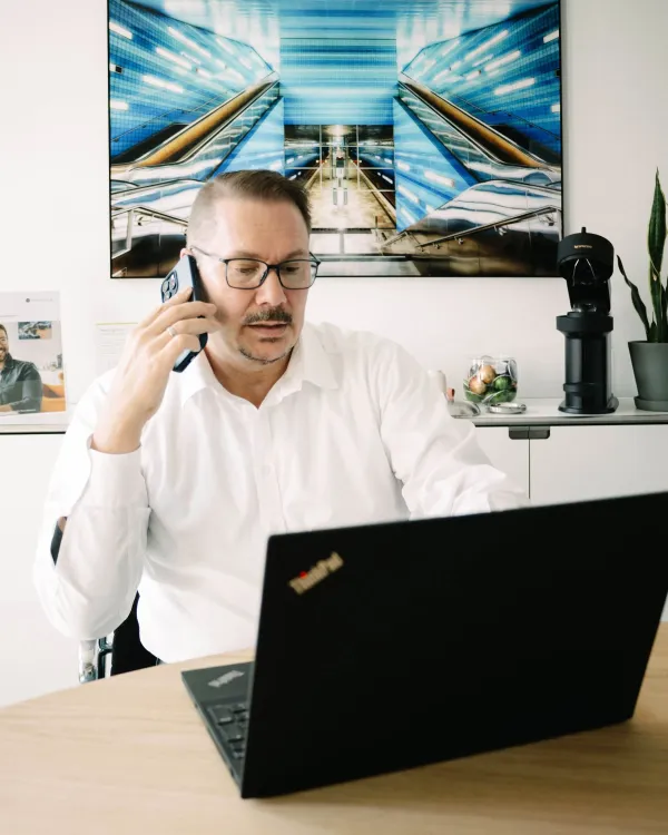 Zwei Tools, ein Ziel: Wie Pesbe den Kampf um LKW Fahrer gewinnt - mit Hirn, Herz und Handbuch