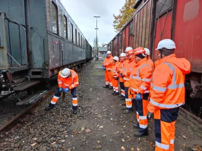 LokSpace Gruppe während praktischer Übungen LokSpace stellt bei der KarriereSchiene 2025 den Einstieg in den Eisenbahner-Beruf über Teilqualifikationen vor