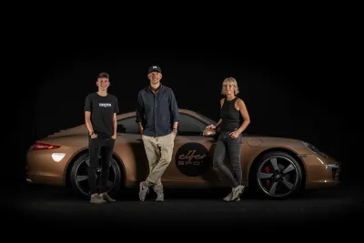 Lukas Berger (li.) mit Susanne und Markus Klimesch (CEO und Gründer von Elferspot). Elferspot: Der Marktplatz für Porsche-Fans knackt 2024 erstmals 200-Millionen-Schallmauer