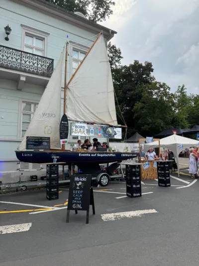 LUNA im Einsatz beim Sommernachtsfest in Bad Soden 2024 LUNA BordBar: Aus altem Segelboot wird mobile Bar