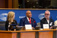 Nanoplastik im Fokus: ALLATRA Global Research Center präsentiert Forschung im EU-Parlament