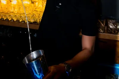 Mann bereitet Cocktail zu Voilá - Cocktails in Frankfurt neu erleben