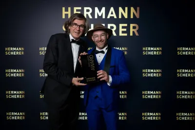 Marcel Uebscher bei der Übergabe des Exellence Award in Mastershausen Teltower Gärtner, Marcel Uebscher, triumphiert auf der Speaker Slam Bühne
