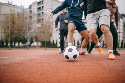 Mehr als ein Drittel aller Sportunfälle passiert auf dem Fußballplatz. Sportunfälle - Verbraucherinformation der ERGO Group