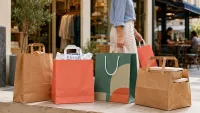 Mehr als eine Tragehilfe: Wie Papiertragetaschen Handel, Gastronomie und Markenauftritt verbinden