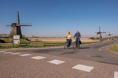 Mehrere historische Mühlen in einer Reihe bei Schermerhorn Fahrradparadies Alkmaar: Auf den Spuren holländischen Weltkulturerbes