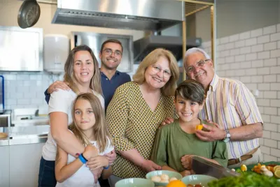 Die Mehrgenerationen-Familie unter einem Dach ist heutzutage ein seltenes (Wohn-)Modell. Mehrgenerationenhaus ade!