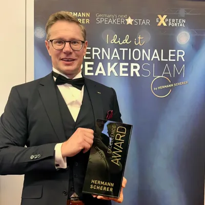 Michael Smolinski gewinnt den Excellence Award beim Internationalen Speaker Slam und begeistert mit. KI macht Führung menschlicher
