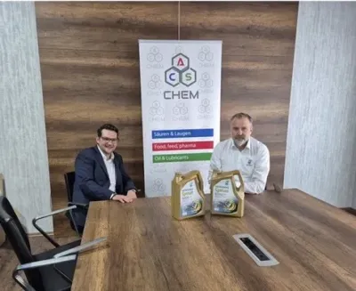 Michael Wimmer (links) von ACS und Nils Schöner (rechts) von PLI PETRONAS Lubricants International kooperiert mit ACS Chem