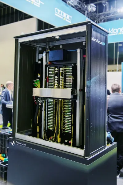 Der Microfocus PatchRobot im Outdoor-Gehäuse Microfocus PatchRobot für Glasfasernetze jetzt auch in Outdoor-Gehäusen