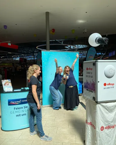 Mitarbeiterinnen aus dem Ressort Marketing und Beschaffung von dm Österreich vor der allcop Fotobox 50 Jahre dm Österreich – allcop Fotobox in Lustenau
