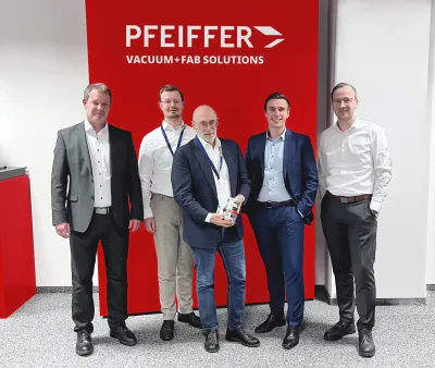 Mitte: René Rock (Vizepräsident und Sprecher für Energiepolitik des Hessischen Landtags) Energiepolitischer Sprecher des hessischen Landtags Rene Rock (FDP) bei Pfeiffer Vacuum+Fab Solutions
