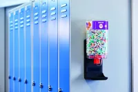 Moldex PlugStation mit magnetischer Wandhalterung an einem Spint "Klick - und fertig": Magnetische Wandhalterung für PlugStation Gehörschutzspender sorgt für flexiblen Gehörschutz im Handumdrehen