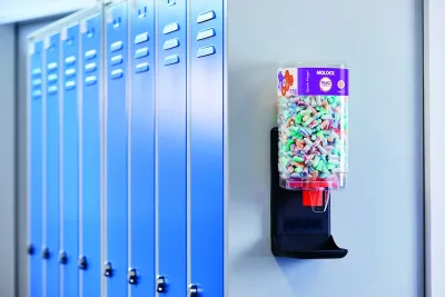 Moldex PlugStation mit magnetischer Wandhalterung an einem Spint "Klick - und fertig": Magnetische Wandhalterung für PlugStation Gehörschutzspender sorgt für flexiblen Gehörschutz im Handumdrehen