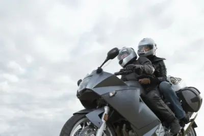 Wer mit dem Motorrad verreisen möchte, sollte sich rechtzeitig darauf vorbereiten. Sicher in den Motorradurlaub - Verbraucherinformation der ERGO Group