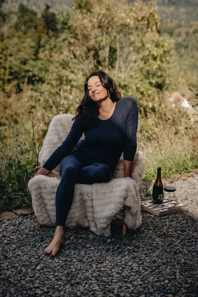 Must-have für jeden Coolcation-Urlauber: Thermoshirts aus Naturfasern. Foto: Medima Hitzefrei mit Coolcation