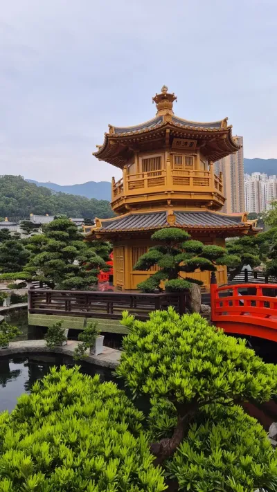 Der Nan-Lian-Garten am Chi-Lin-Nonnenkloster zählt zu den schönsten Oasen Hongkongs. Traditionelle c China-Rundreise: IKARUS TOURS verbindet auf einer 19-tägigen Rundreise jahrtausendealte Kultur, spektakuläre Natur und das internationale Flair Ho