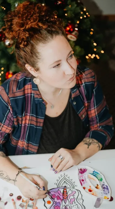 Natacha Jill Colin, Leiterin des Workshops und queerfeministische Verlegerin Glitter & GRIT: Kreative Stunden voller Farbe und Kraft