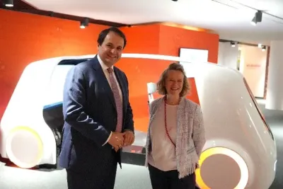 Nathanael Liminski mit Museumsleiterin Andrea Niehaus Großer Zuspruch aus der Politik für das Deutsche Museum Bonn