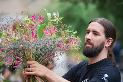 – Foto: Christopher Ernst bei der Deutschen Meisterschaft der Floristen 2022 – Was du beim Brautstrauß und der Hochzeitsfloristik beachten solltest