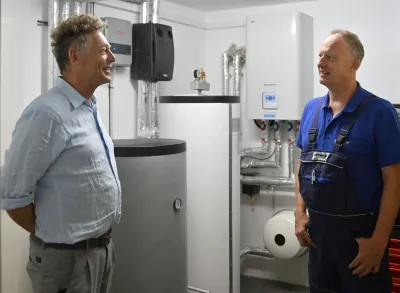 Neben seiner neuen Anlage: Architekt Hans-Ulrich Günther (links) mit dem Heizungsbauer Rolf Schöll Chancen und Fußangeln: ein Architekt sinniert über die Energiewende