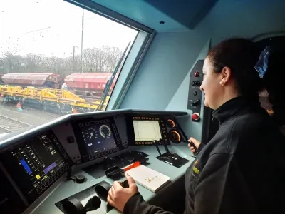 Noura Belhanbel wird bei Lokspace zur Lokomotivführerin umgeschult LokSpace bildet ehrenamtliche TriebfahrzeugführerInnen für die Räuberbahn aus