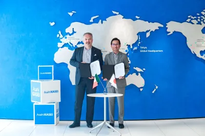 Paolo Dellachà of De Nora (left) and Kenji Takeda of Asahi Kasei (right) Asahi Kasei und De Nora kooperieren bei Entwicklung und Vertrieb von containergroßen Elektrolyseuren für die Wasserstoffproduktion