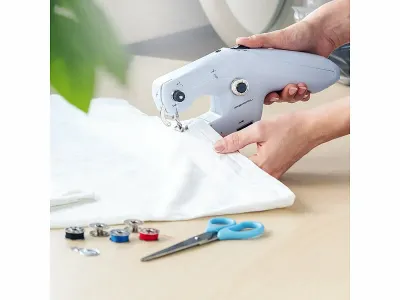 PEARL Echte Mini-Handnähmaschine mit Ober- und Unterfaden, USB & Batterien PEARL Echte Mini-Handnähmaschine mit Ober- und Unterfaden