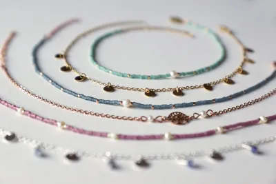 Draußen unterwegs mit stilvollem Schmuck