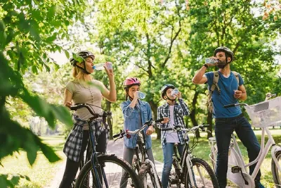PET-Flaschen eigenen sich ideal, um sich bei Fahrradtouren mit Flüssigkeit zu versorgen. Was beim Radfahren wichtig ist