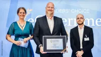 Peter Höcherl (Mitte) nimmt den eGovernment Award von Margit Lieverz und Stephan Augsten entgegen S-Public Services gewinnt eGovernment Readers" Choice Award 2025 für Payment-Lösung