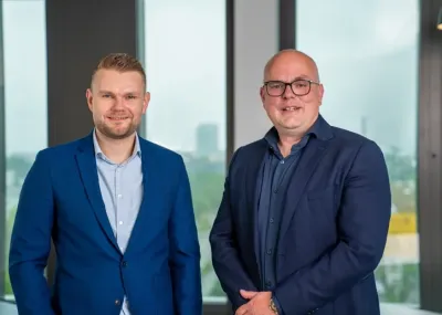 Philipp Riedel, CEO Avantgarde Experts, Johan Overgaauw, CEO YER Group (v.l.n.r.) AVANTGARDE EXPERTS WIRD TEIL DER INTERNATIONALEN PERSONALBERATUNG YER