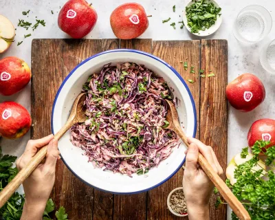 Pink Lady® Europe Pink Lady-Äpfel machen das Grillfest einfach leckerer: Traditioneller Coleslaw bekommt mit Pink Lady-Äpfeln Frische-Kick