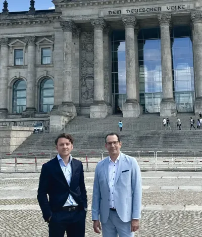 Piotr Staczek, Vorstand, gratuliert Olaf Mende, Director Public zur Berufung in die Geschäftsleitung Olaf Mende in die Geschäftsleitung der PROFI AG berufen