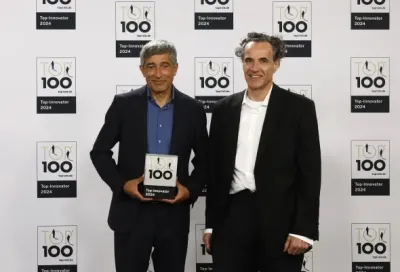Preisverleihung Ranga Yogeshwar (l) und Fritz Zerweck CEO ehotel AG ehotel für Innovationskraft auf dem Deutschen Mittelstands-Summit ausgezeichnet