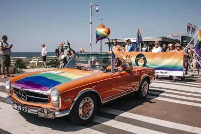Pride at the beach - Regenbogenauto Pride at the beach: Zandvoort lädt zu einer "bunten" Aktionswoche ein