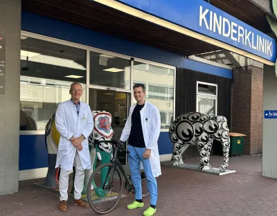 Prof. Dr. Philipp Beerbaum und Dr. Christoph Happel von der Kinderkardiologie der MHH (v.li.) PSD HerzFahrt erzielt 22.000 Euro für MHH in Hannover