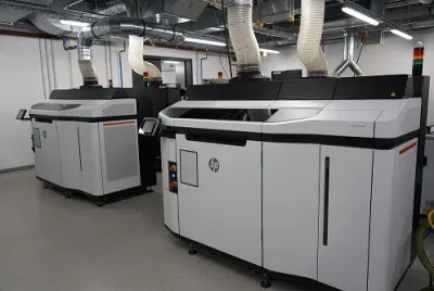Protolabs erweitert Angebot durch Einführung neuer 3D-Drucklösungen der HP Jet Fusion 5600 Serie Protolabs erweitert Angebot durch Einführung des neuen Materials PA 12 Glass Beads Smooth Grau und neue 3D-Drucklösungen der HP Jet Fusion 5600 Serie