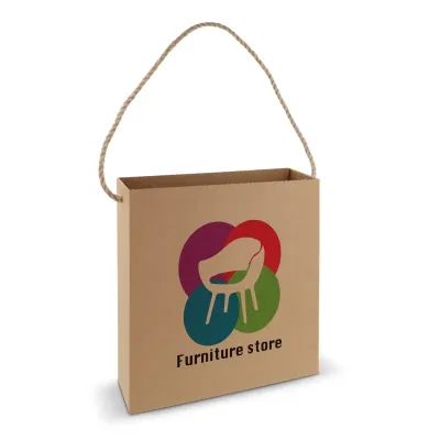 Quadratische Kartontasche mit individuellem Aufdruck präsentiert Kronenberg24