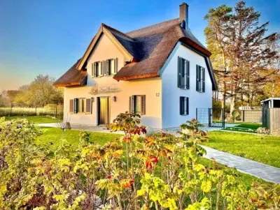 Reethaus eingezäunt direkt am Meer St Bernadette Insel Rügen Glowe Reethaus direkt am Meer Urlaub mit Hund großes Grundstück eingezäunt Sauna Kamin