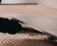 Revolution in der Fliesenverlegung: Ardex macht Fliesen kreislauffähig