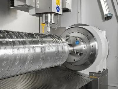 RM 1200SY von LANG fräst verschiedene Applikationen auf eine Walze, von Heißprägeform über Klischeef LANG auf der drupa 2024: Maschinensysteme für die Grafische Industrie