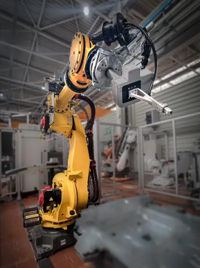 Roboter zur kontaktlosen Prüfung von Schweißpunkten in der Autoindustrie (© XARION Laser Acoustics) The Battery Show Europe 2024 / Stuttgart - Innovative Ultraschalltechnologie für Aerospace und Automotive