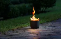 Feuer, das bleibt: Gartenfackel aus massivem Guss