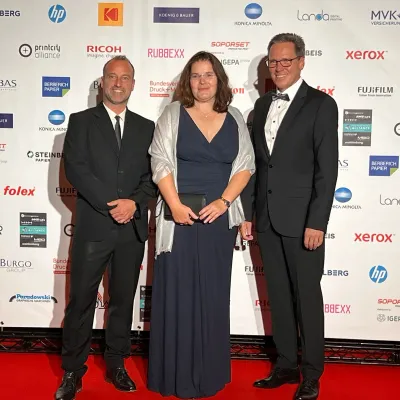 Roter Teppich v.l.n.r.: Andreas Schätzle, Ulrike Peukert, Eugen Mayer Silber für Nachhaltigkeit: allcop bei Druck&Medien Awards