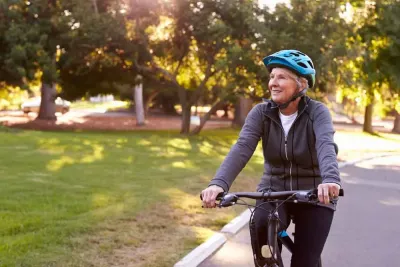 Rückenwärmer schützen vor kühlem Fahrtwind auf dem E-Bike. Foto: Medima Mit E-Bikes sportlich trainieren