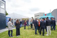 Rund 100 Gäste versammelten sich auf dem ELA-Standort in Trappenkamp. ELA Container Standorteröffnung Trappenkamp: Ein starkes Fundament für die Zukunft