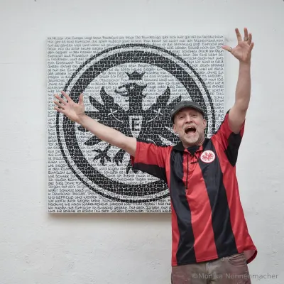 Saxa vor seinem Adler SAXA | EINTRACHT FRANKFURT ADLER